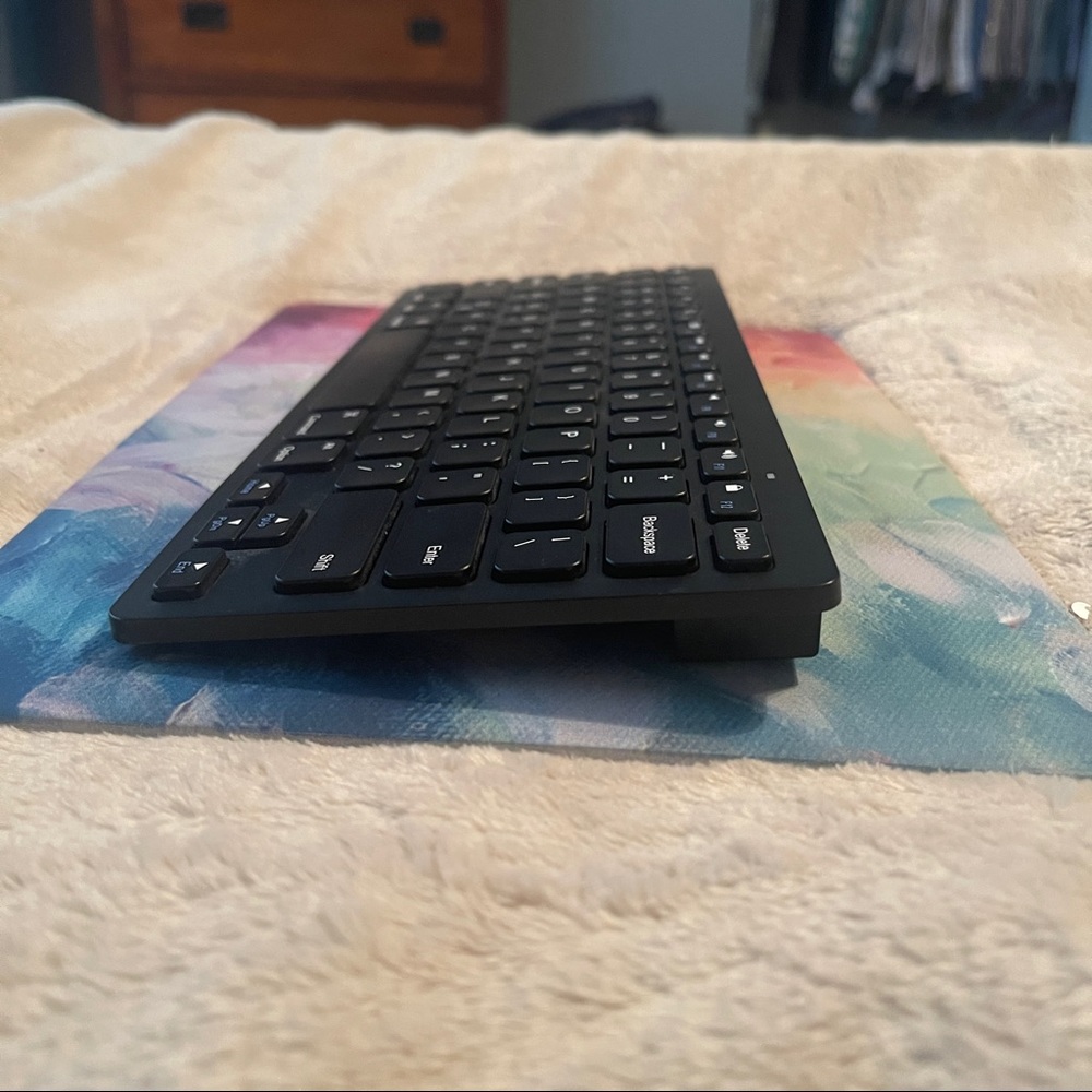 Wireless Bluetooth Keyboard - Picture 4 of 7